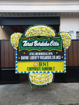 Papan Bunga Duka di Pintu Langit Jae