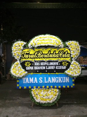 Papan Bunga Duka di Pintu Langit Jae